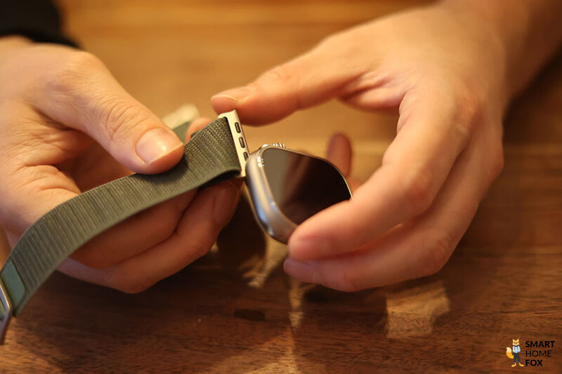 Man sieht das Wechselarmband der Apple Watch Ultra.